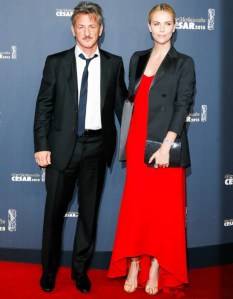 Cesar-2015-Charlize-Theron-porte-des-diamants-Cartier-avec-sa-robe-rouge_visuel_article2