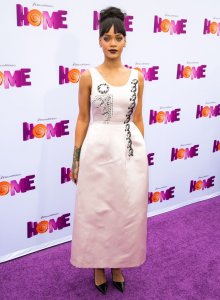 rihanna-premiere-home-02