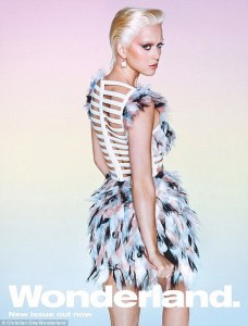 2835F6A800000578-3064584-Looks_familiar_Perry_paired_her_white_hair_with_white_drop_earri-a-80_1430507195238