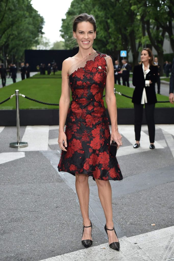 hilary-swank-attends-the-giorgio-armani-40th-anniversary-silos_2