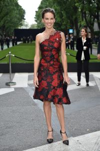 hilary-swank-attends-the-giorgio-armani-40th-anniversary-silos_2