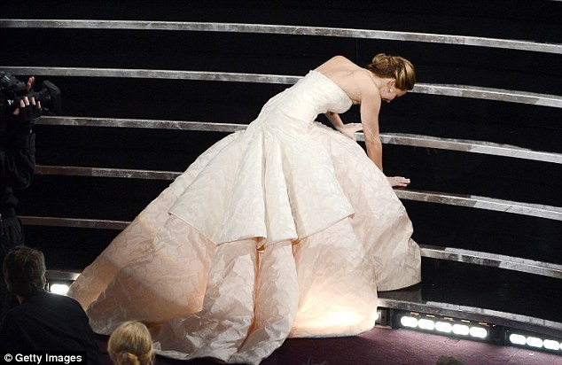 Jennifer Lawrence fall down-1