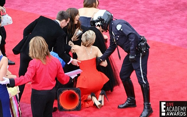 Jennifer Lawrence fall down-2
