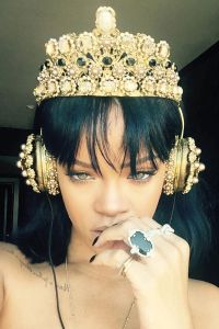 Rihanna with Dolce & Gabbana Headphone -2016.1.27-