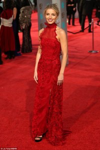 Annabelle Wallis in Oscar de la Renta Spring 2016 -2016.2.15-