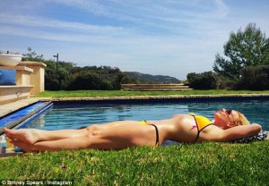 Britney Spears Bikini Snap -2016.3.22-