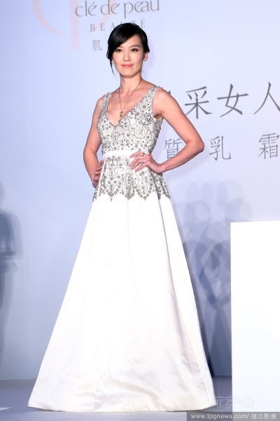 Kelly Lin in Jenny Packham Fall 2015