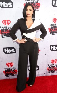 Demi Lovato in Alexander McQueen Spring 2016 -2016.4.4-