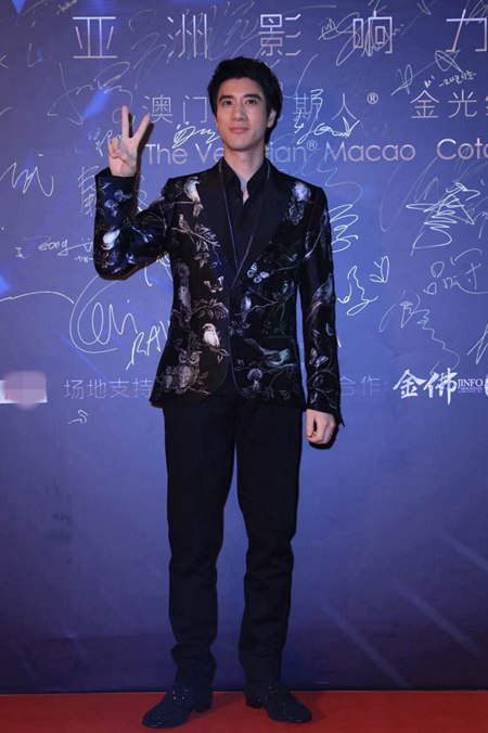 Wang Leehom in Dolce & Gabbana Spring 2016 Birds of Paradise