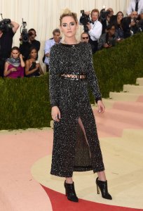 Kristen Stewart in Chanel Fall 2016 -2016.5.3-