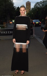 Lara Stone in Christopher Kane Pre-Fall 2016 -2016.5.24-