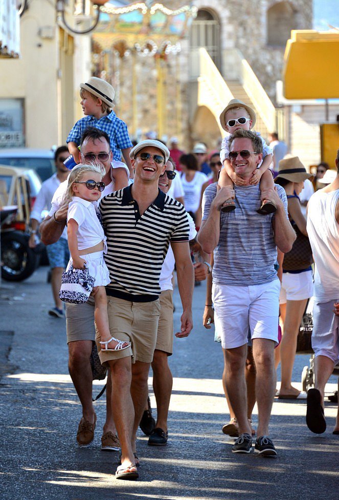 whole-family-had-laugh-while-out-city-Saint-Tropez