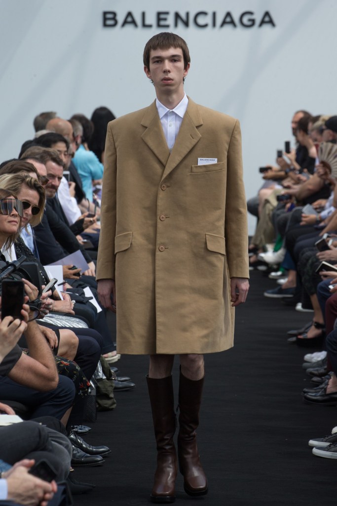 Balenciaga Spring 2017 Menswear Look 1
