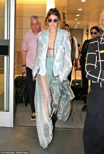 Gigi Hadid in Schiaparelli Fall 2015 Couture -2016.6.24-