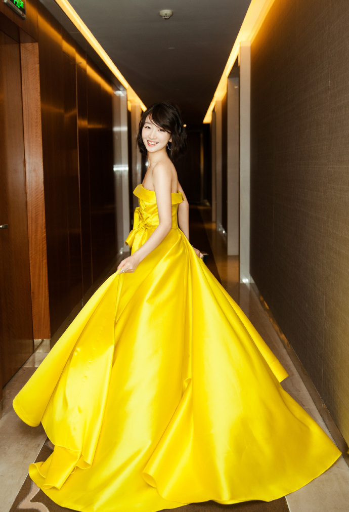 Zhou Dongyu in Alexis Mabille Pre-Fall 2016-2