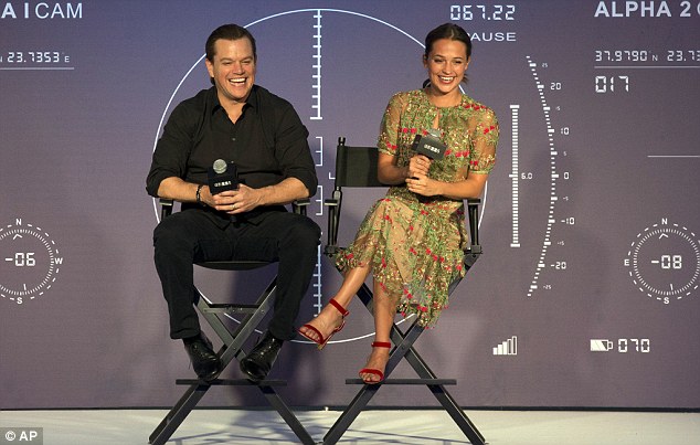 Alicia Vikander in Gabriela Hearst Resort 2017-1