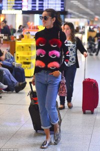 Izabel Goulart in Fendi Pre-Fall 2015 -2016.8.23-