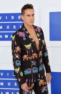 Jeremy Scott in Moschino Spring 2017 Menswear -2016.8.30-