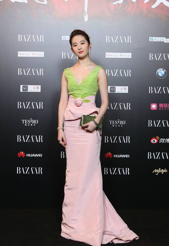 liu-yifei-in-oscar-de-la-renta-spring-2015