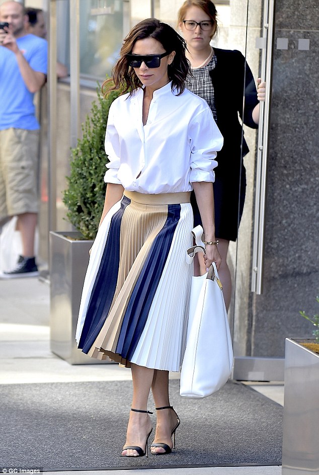 victoria-beckham-in-victoria-beckham-spring-2017-1