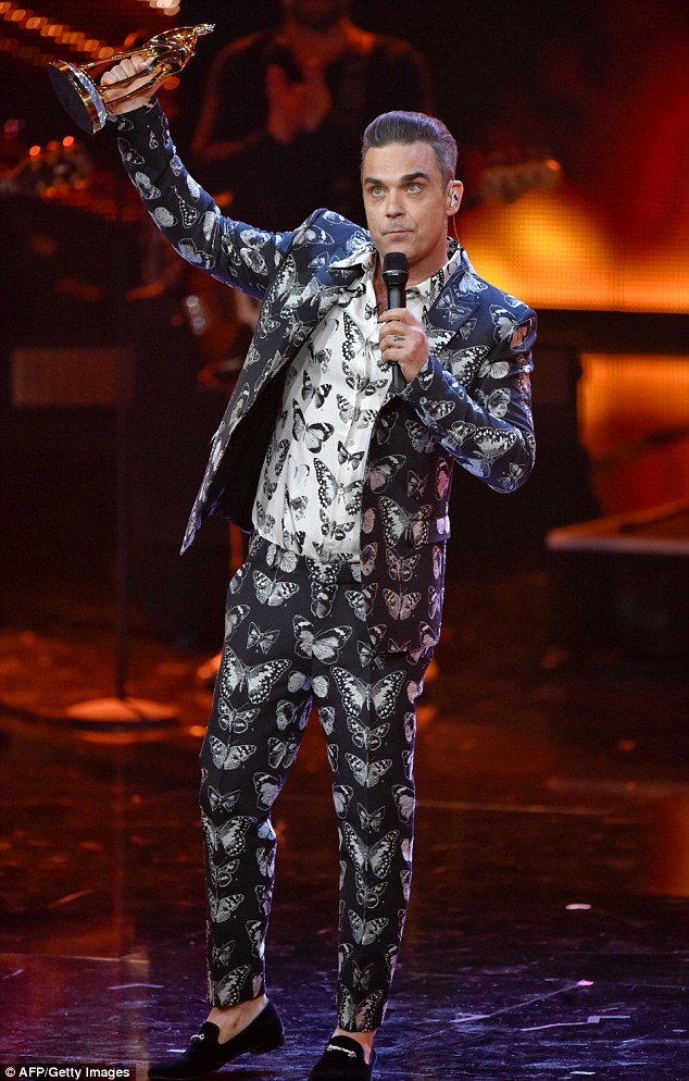 robbie-williams-in-alexander-mcqueen-fall-2016