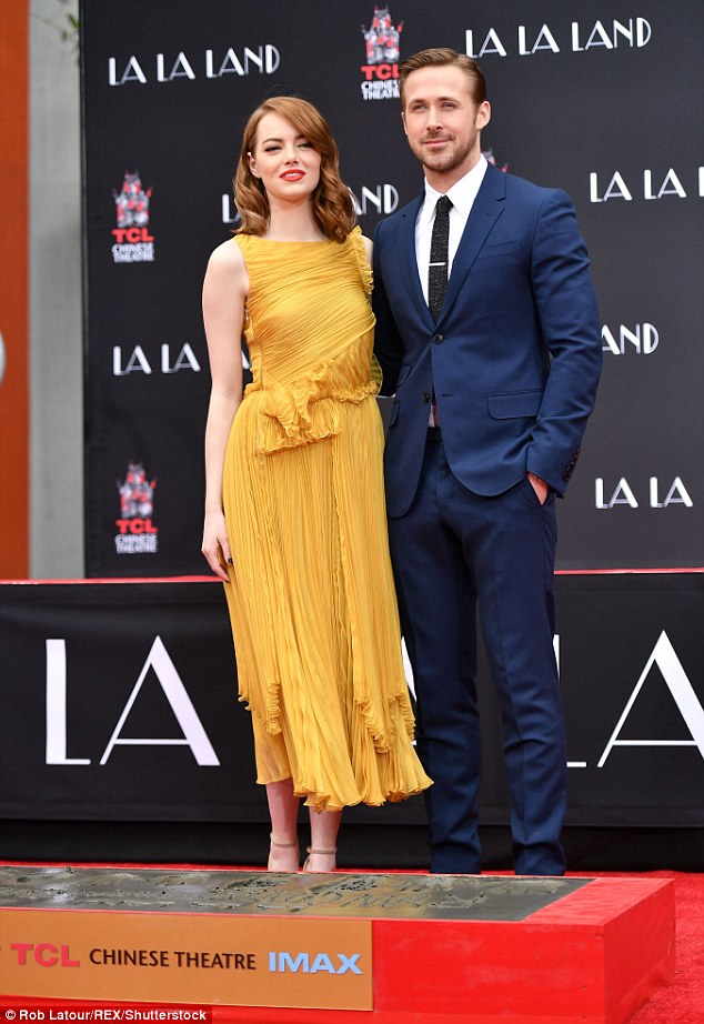 emma-stone-in-rochas-spring-2017-with-ryan-gosling-1