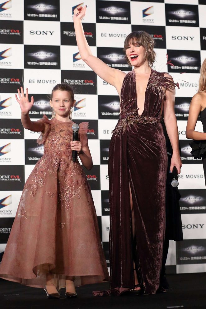 milla-jovovich-in-elie-saab-fall-2016-couture