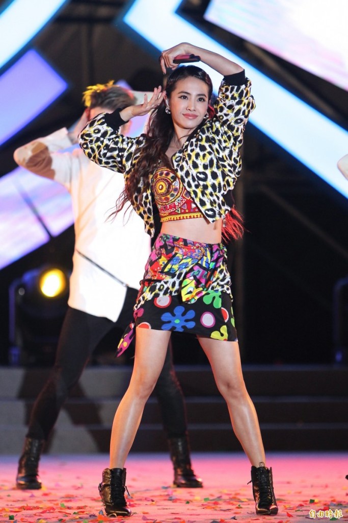 jolin-tsai-in-moschino-resort-2017-2