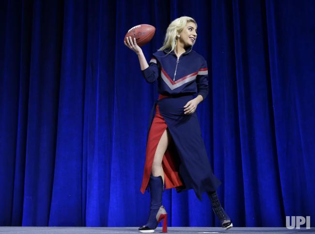 lady-gaga-in-versace-spring-2017-6